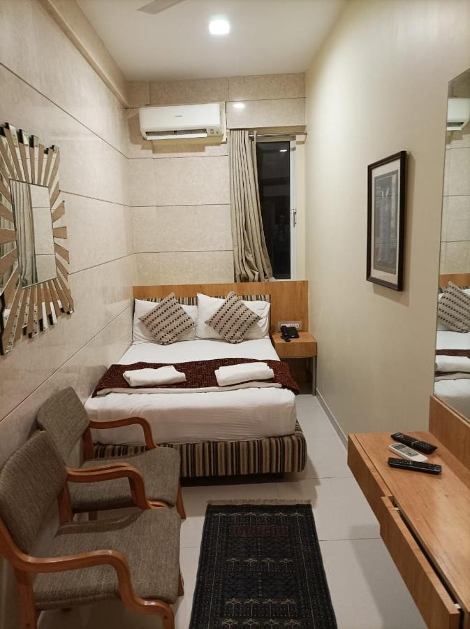 Bentley Hotel Marine Drive Mumbai Bagian luar foto