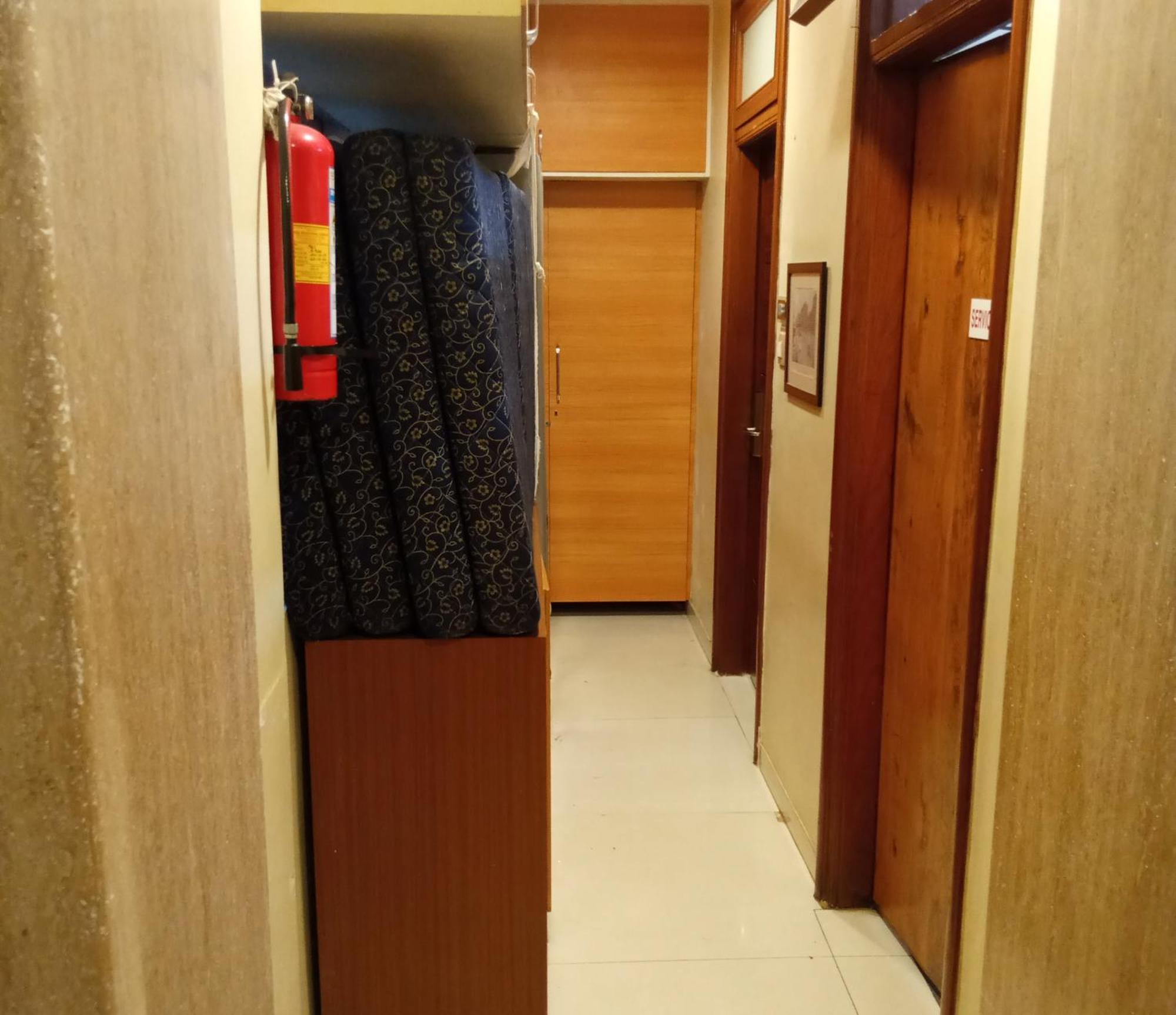 Bentley Hotel Marine Drive Mumbai Bagian luar foto