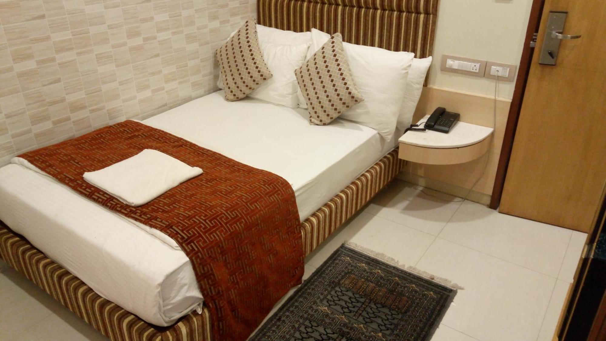 Bentley Hotel Marine Drive Mumbai Bagian luar foto