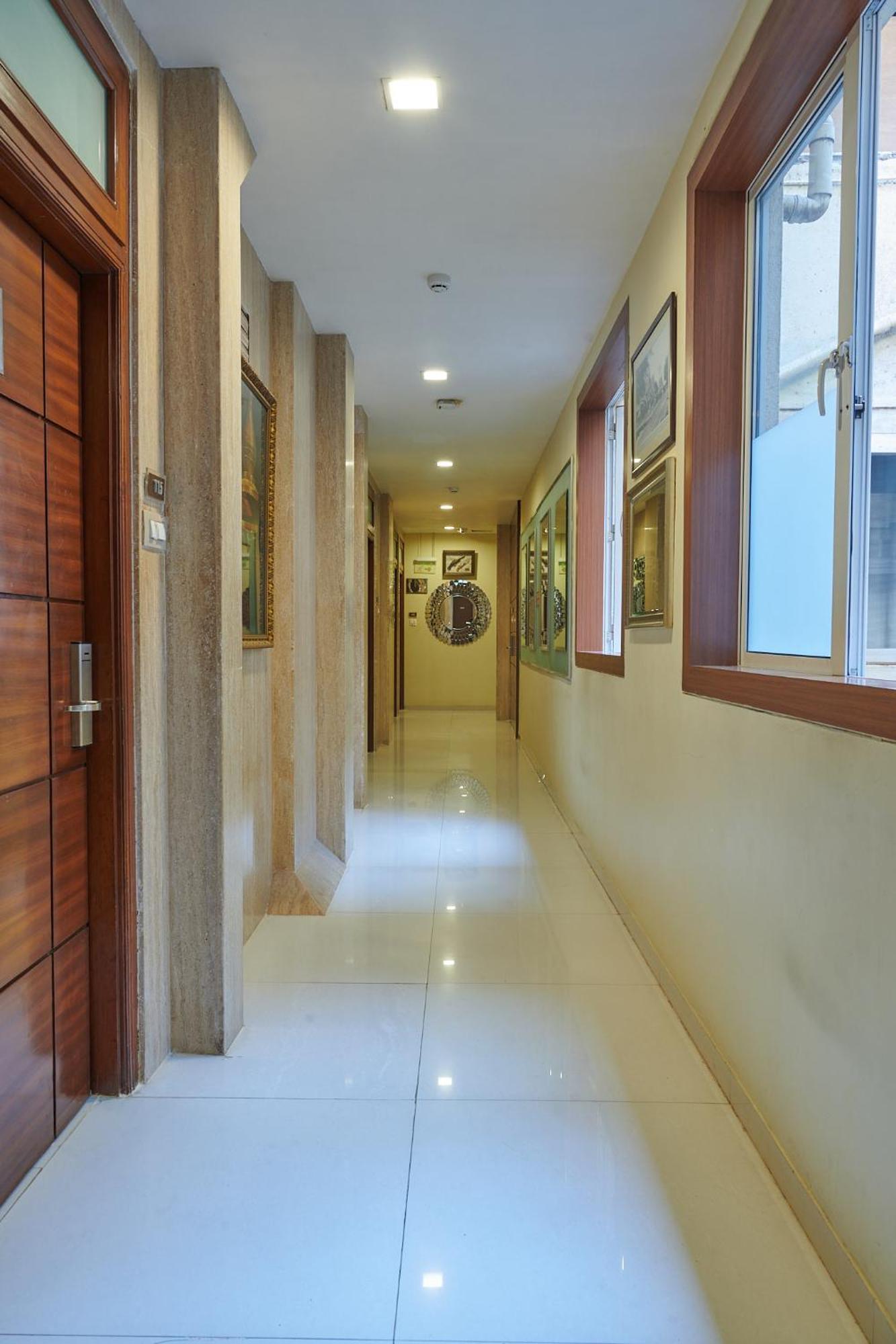 Bentley Hotel Marine Drive Mumbai Bagian luar foto