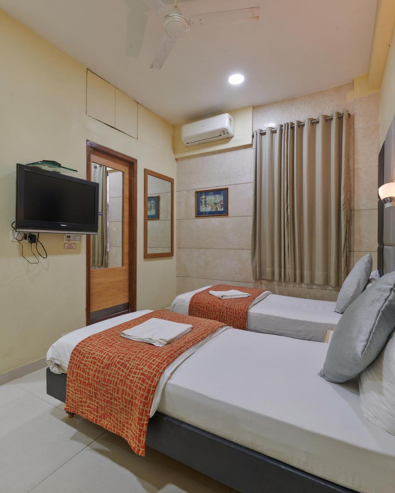 Bentley Hotel Marine Drive Mumbai Bagian luar foto
