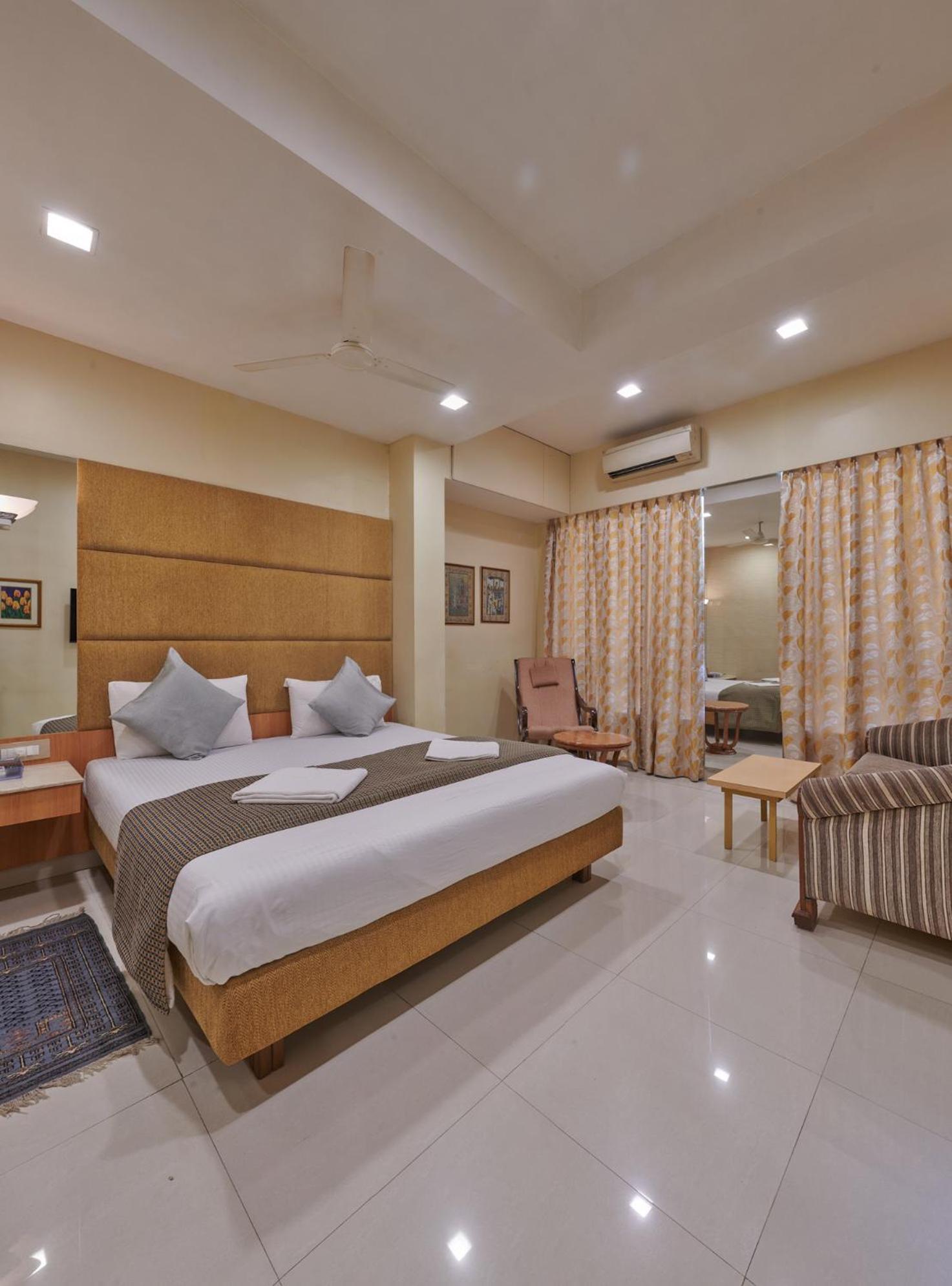 Bentley Hotel Marine Drive Mumbai Bagian luar foto