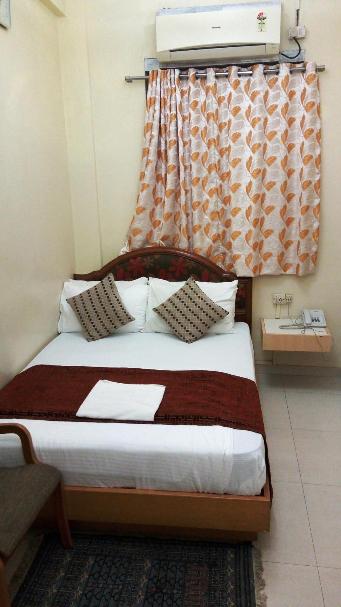 Bentley Hotel Marine Drive Mumbai Bagian luar foto