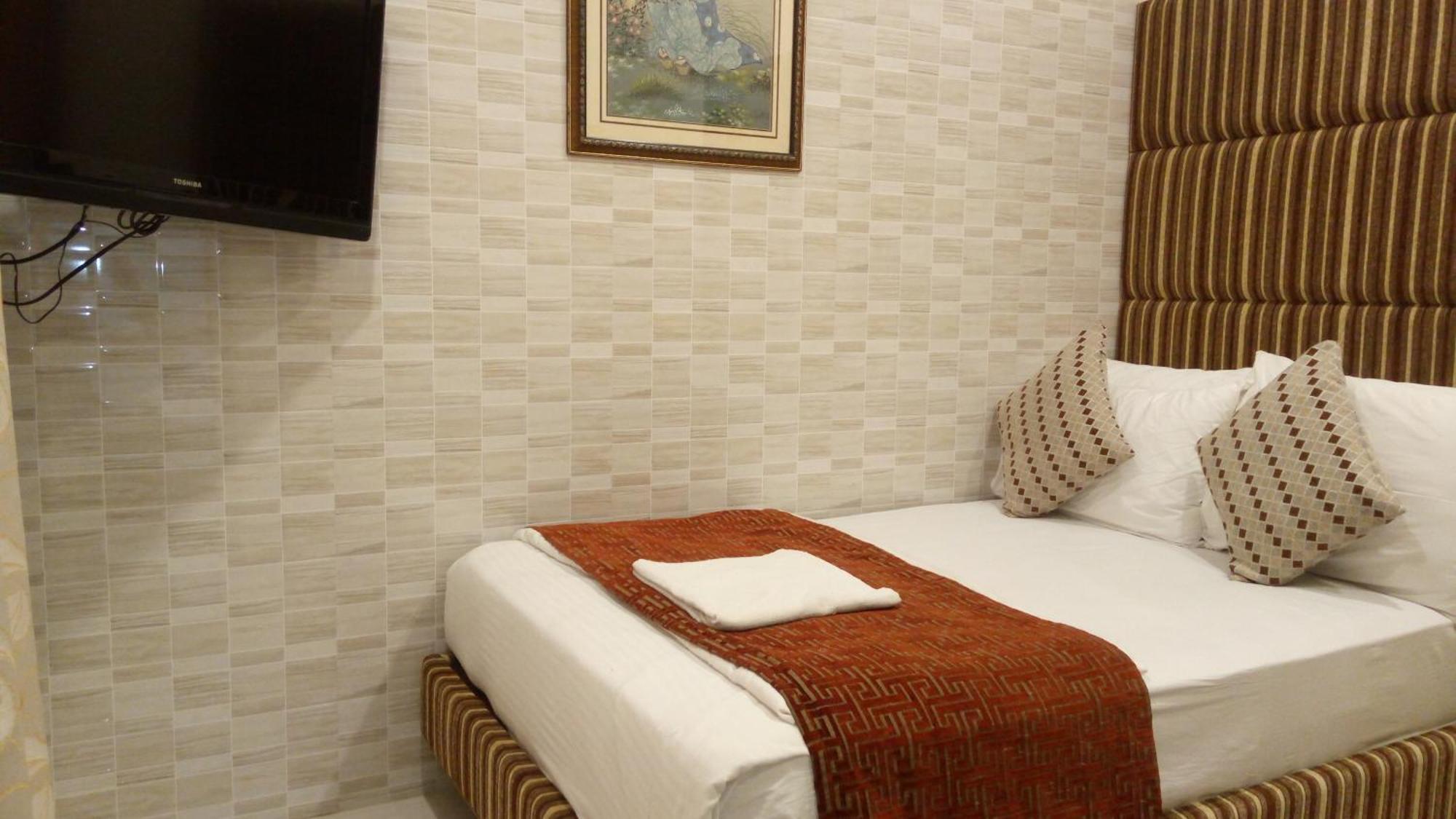Bentley Hotel Marine Drive Mumbai Bagian luar foto