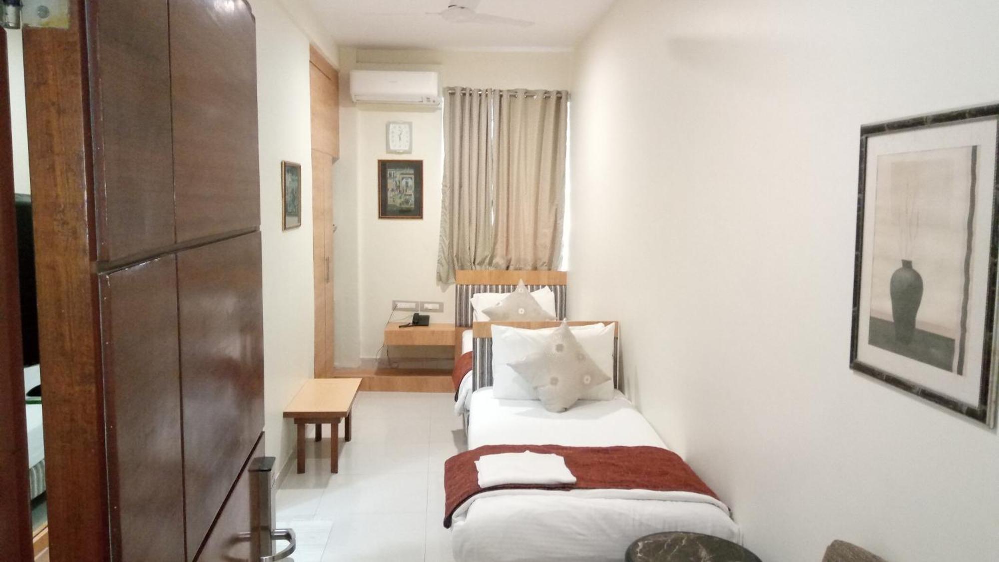 Bentley Hotel Marine Drive Mumbai Bagian luar foto