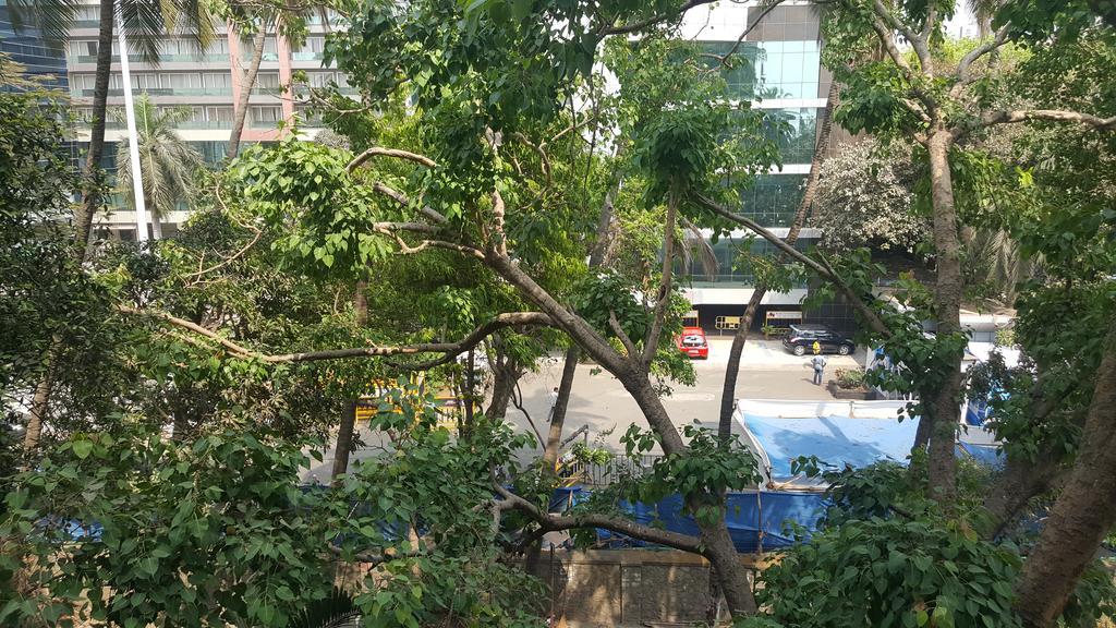 Bentley Hotel Marine Drive Mumbai Bagian luar foto