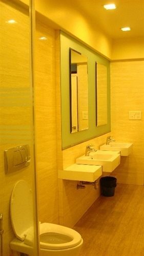 Bentley Hotel Marine Drive Mumbai Bagian luar foto